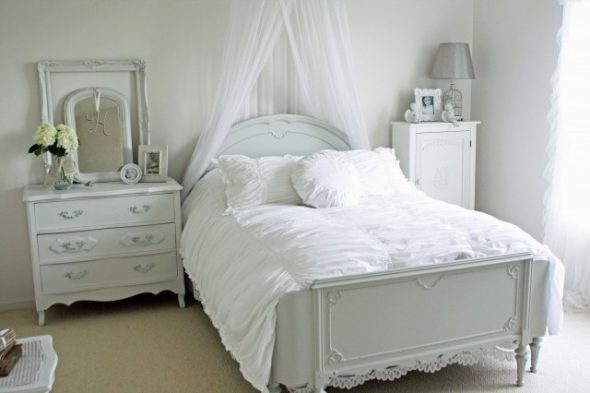 Camera da letto provenzale, baldacchino