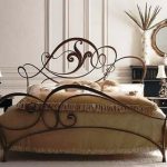 Foto di camera da letto con letto in ferro battuto
