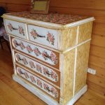 Cassettiera antica decorata