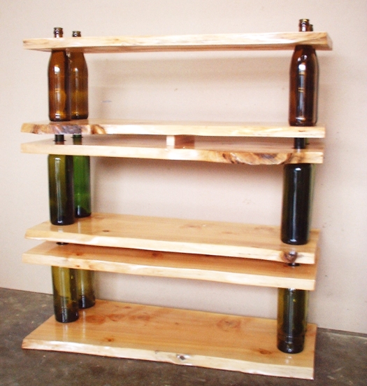 Scaffale fatto di bottiglie e assi