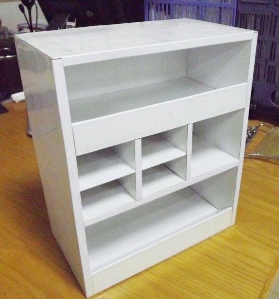 Scaffale in cartone bianco