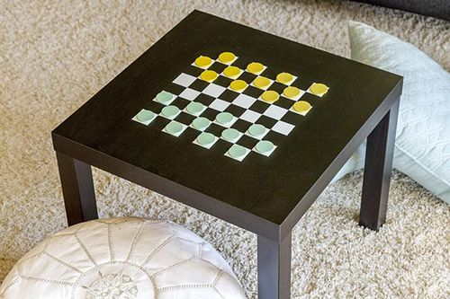 Elegante decorazione fai da te per il tavolo a forma di scacchiera