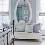 Una soluzione elegante per una camera da letto in stile provenzale è un letto in metallo vintage