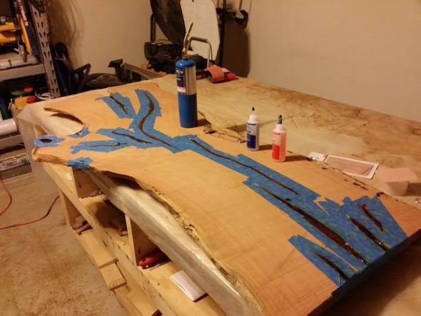 Tavolo fai da te realizzato con sega per legno e resina