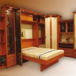 Pertanto, durante il ricevimento degli ospiti, non ci sarà alcun letto nella sala.