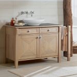Mobile lavabo in legno sotto il lavandino