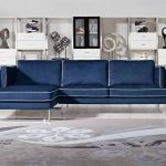 Divano angolare blu con bordi bianchi