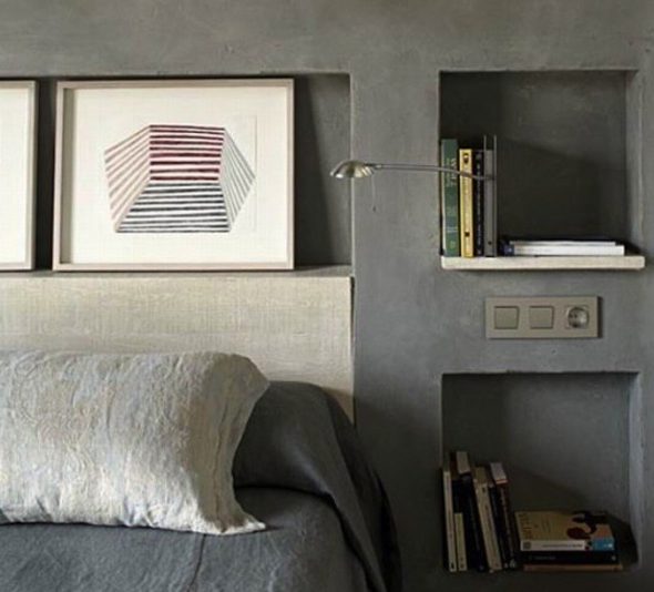 Ripiani e mensole nella testata del letto