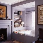 Letto accogliente in una nicchia - alcova