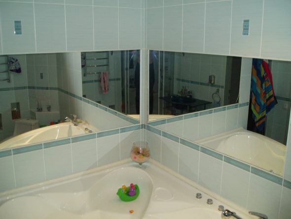 Installare uno specchio in bagno