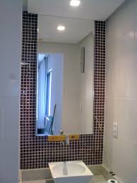 Installare uno specchio in bagno
