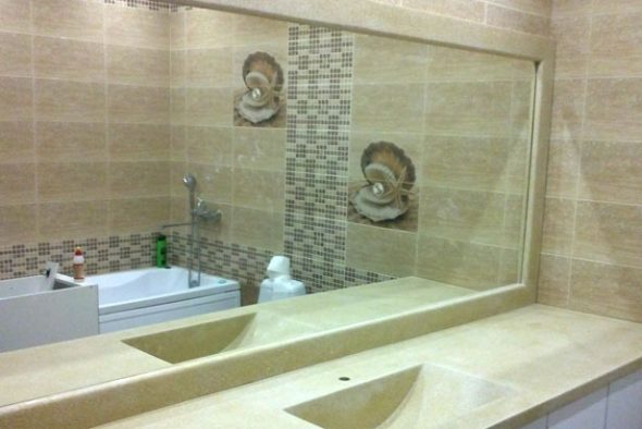 È comune installare specchi piuttosto grandi nel bagno.