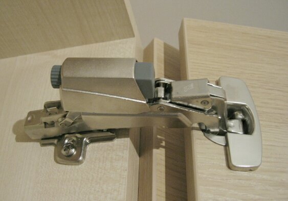 Domanda sulle cerniere per mobili
