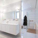 Specchio tra le piastrelle del bagno