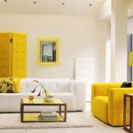 soggiorno bianco e giallo