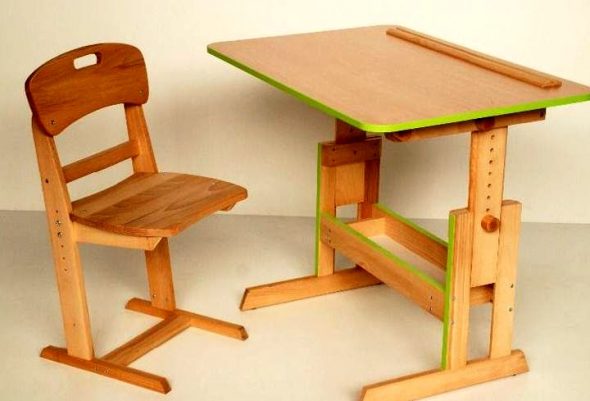 sedia di legno per scolaro