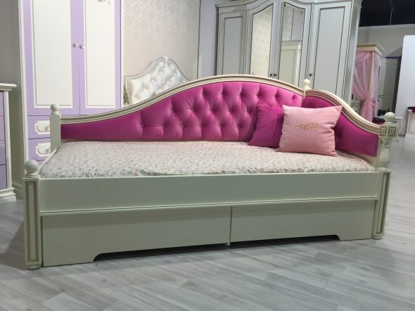 divano letto in stile classico per adolescenti