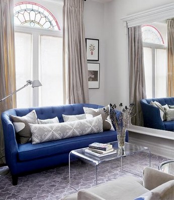 divano blu all'interno