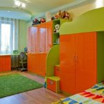per due bambini l'opzione migliore sarebbe un letto a soppalco con zona studio