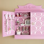 decorazione dell'armadio con carta da parati
