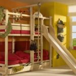 letto a castello con scivolo