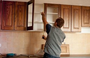riparazione dei mobili della cucina