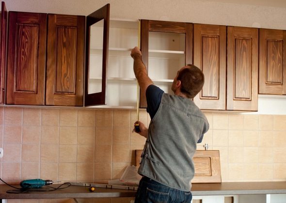 riparazione dei mobili della cucina