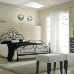 foto di un letto in ferro battuto all'interno