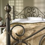 interno della camera da letto con letto in ferro battuto