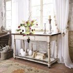L'interno in stile provenzale è pieno di aria e luce