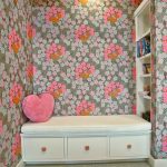 interno luminoso e floreale della cameretta dei bambini