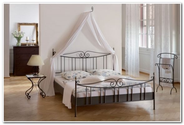 letto a baldacchino in ferro battuto