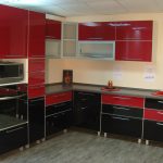 mobile angolare in cucina rosso nero