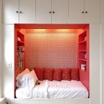 letto e spazio di archiviazione in una nicchia