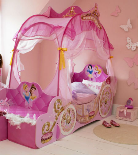 letto a carrozza con baldacchino