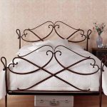 letto con pediera (testiera in ferro battuto ai piedi del letto)