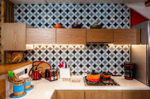 cucina angolare con motivo geometrico