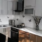 mobile angolare in cucina bianco e nero