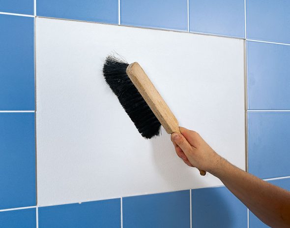 su una parete senza finitura e su piastrelle di ceramica