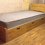 Letto singolo in pino massello tinto con cassetti contenitore