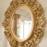 l'elemento decorativo principale e più sorprendente è lo specchio