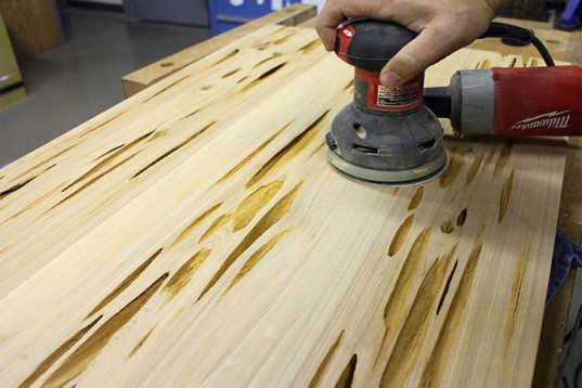 Preparazione del tavolo prima della colata della resina