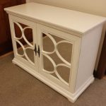 cassettiera in legno chiaro