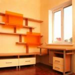 scaffali per il posto di lavoro di uno scolaro