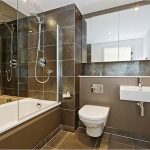 appendere uno specchio in bagno