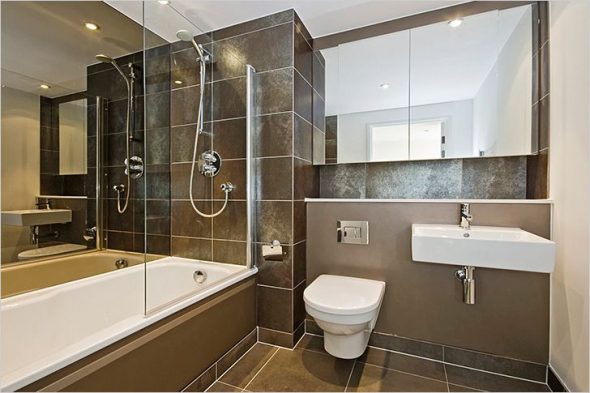 appendere uno specchio in bagno