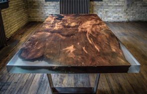creazione di mobili incredibili in resina epossidica e legno