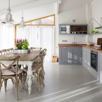 scolapiatti in una grande cucina