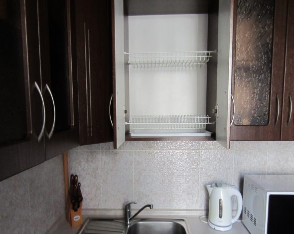 Stendibiancheria nel mobile della cucina