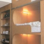 letto a tre livelli in una nicchia